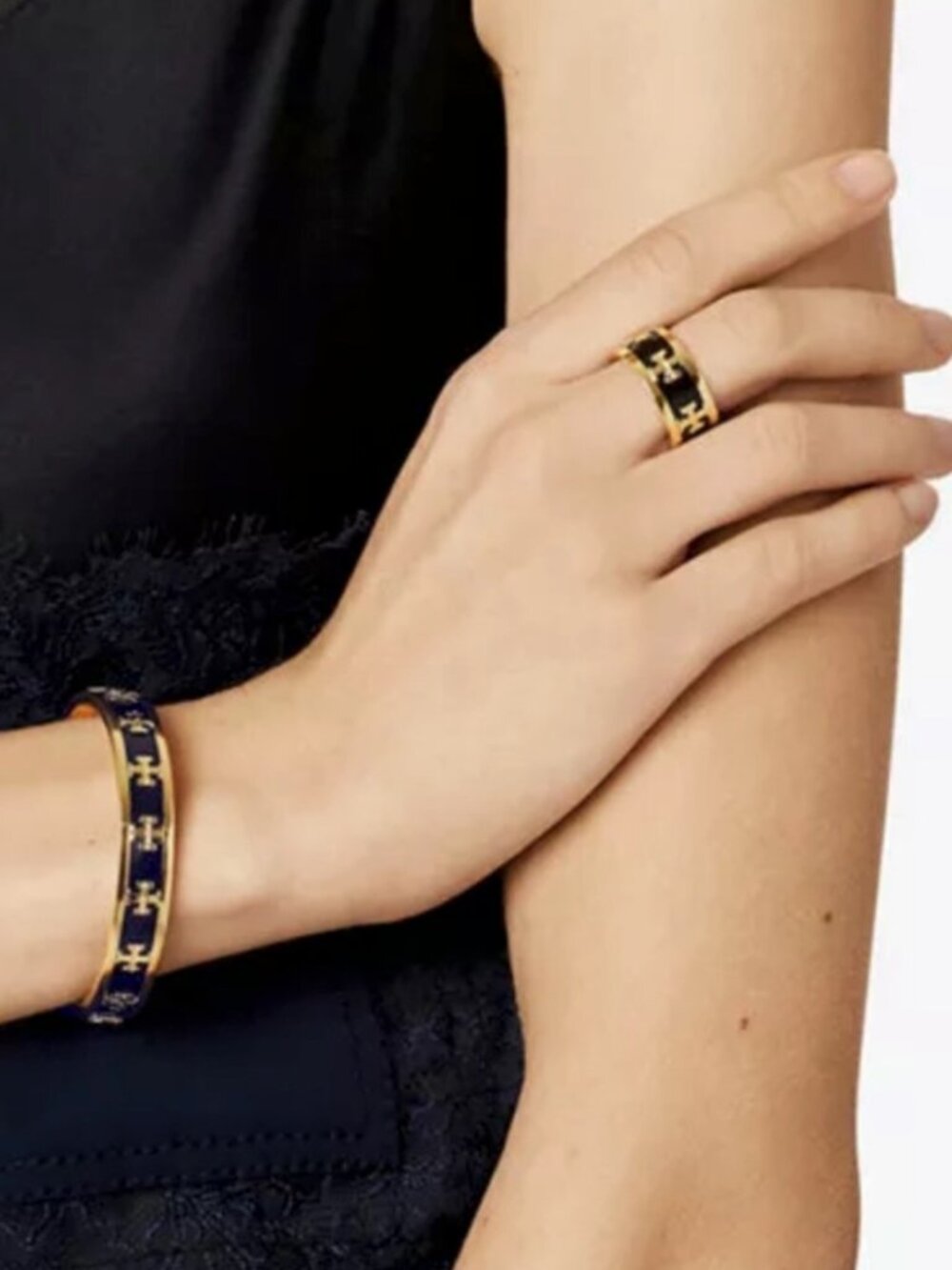 Tory Burch Kira Enamel Logo Ring Black Gold Tone Statement Ring size7 NEW - Picture 3 of 3